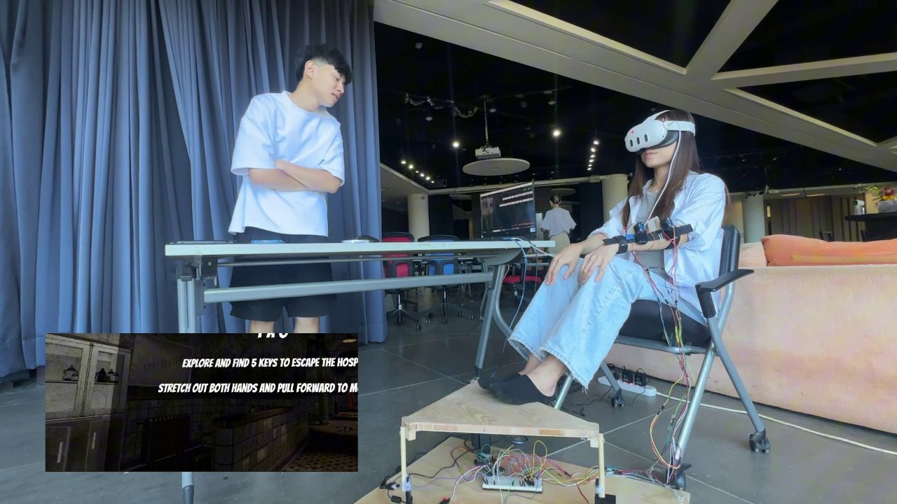 實際試玩現場：玩家戴著頭戴裝置坐在椅上，雙腳踩在震動平台，左下角是 VR 內的遊戲畫面